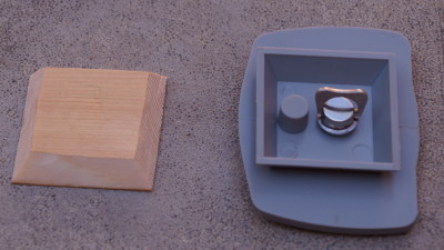 слева - деревянная площадка, справа - штатное крепление для фотоаппарата